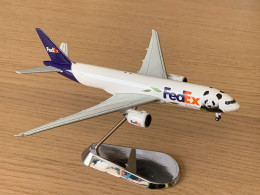Modèle Réduit Boeing B777 FedEx - Livrée Panda - En Acier - échelle 1/400 - Avec Support - Aerei E Elicotteri