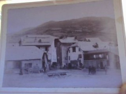 04 BARCELONNETTE PLACE DU GRAVIER CARTE PHOTO COLLEE SUR  CARTON DE 12 SUR 9 CM - Barcelonnette