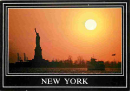 Etats Unis - New York - The Statue Of Liberty At Sunset - A Circle Line Sightseeing Yacht In The Foreground - Coucher De - Vrijheidsbeeld