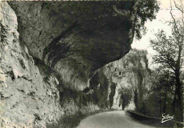 24 - Les Eyzies - Gorge D'Enfer - Rochers De La Route Qui Borde La Vézère - Au Fond Le Grand Roc - Mention Photographie  - Les Eyzies