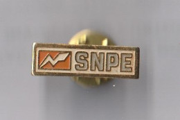 PIN'S THEME MARQUE SNPE  SOCIETE NATIONALE DES POUDRES ET EXPLOSIFS  PIN'S  RARE - Marche