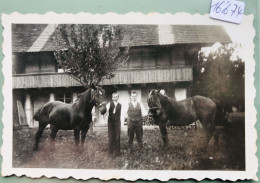 Suscévaz (Vaud) : Fils Et Père Entre Deux Chevaux, Devant La Demeure Familiale (années 1930) (16'674) - Yverdon-les-Bains 