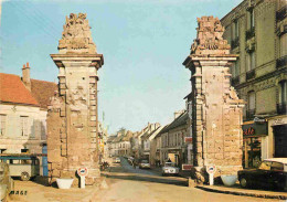 60 - Crépy En Valois - La Porte De Paris - Automobiles - CPM - Voir Scans Recto-Verso - Crepy En Valois