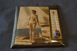 Ancien Thermomètre Sexy,Pin-Up,de Marque Munier,superbe état,originale Pour Collection,17 Cm. Sur 16 Cm. - Sonstige & Ohne Zuordnung