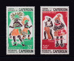 CAMEROUN 1970 TIMBRE 487/88 NEUF AVEC CHARNIERE DANSEURS OZILA - Camerun (1960-...)