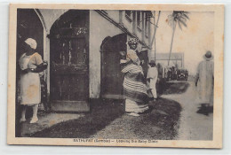 GAMBIA - BATHURST - Mother Leaving The Baby Clinic - Publ. Unknown  - Gambie