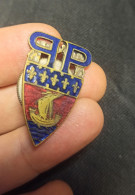 INSIGNE POLICE De PARIS ANCIEN EMAILLE EMAIL   FRANCE Ancêtre Du Pin's Pin Armoiries Blason De La Ville - Politie En Rijkswacht