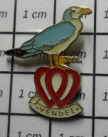 916A Pin's Pins / Beau Et Rare : ANIMAUX / OISEAU  MOUETTE GOELAND VENDEE - Animales