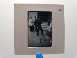 Photo Diapo Diapositive Slide à Situer Curé Devant Son église Pour Un Mariage Enfants Vélo VOIR ZOOM - Diapositives