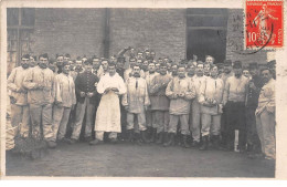 71 - N°75460 - LE CREUSOT - Groupe De Militaires, Certains épluchant Des Légumes - Carte Photo - Le Creusot