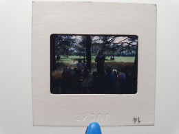 Photo Diapo Diapositive Slide à Situer FAMILLE Avec Bonne Soeur Dans Les Bois En 1963 VOIR ZOOM - Diapositives