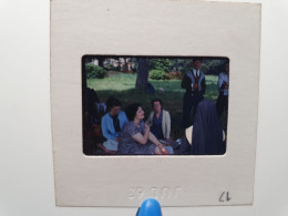 Photo Diapo Diapositive Slide à Situer FAMILLE Avec Bonne Soeur Dans Les Bois En 1963 VOIR ZOOM - Diapositives