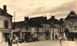 Chouzé Sur Loire * La Place Du Village * Garage Automobiles ...ONNET * Pharmacie Restaurant * Commerces - Andere & Zonder Classificatie