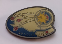 N262 Pin's Tir à L'arc Compagnie Des Archers Bouguenais Loire-Atlantique Achat Immédiat - Bogenschiessen