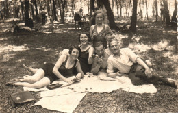 PICNIC, GROUP OF WOMEN AND MEN, ROMANIA, POSTCARD - Romania