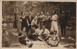 PICNIC, GROUP OF WOMEN AND MEN, CHILDREN, ROMANIA, POSTCARD - Romania