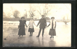 Foto-AK Schlittschuhläuferfamilie Auf Einem Zugefrorenem See  - Eiskunstlauf