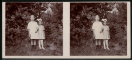 Stereo-Fotografie Unbekannter Fotograf Und Ort, Zwei Mädchen Mit Haarschleife Posieren Vor Wald, Amateur Fotografie  - Photos Stéréoscopiques
