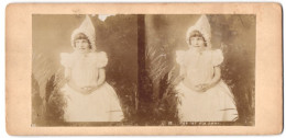 Stereo-Fotografie Unbekannter Fotograf Und Ort, Niedliches Kleines Mädchen Leni Im Weissen Kleid Mit Zipfelmütze  - Photos Stéréoscopiques