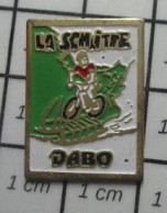 411a  Pin's Pins / Beau Et Rare / VILLES / DABO LA SCHLITTE Orange Ou Citron ? VeLO VTT - Città