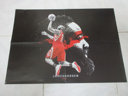 BASKET NBA POSTER 33 James HARDEN HOUSTON Au Dos Kevin LOVE WOLVES               - Sonstige & Ohne Zuordnung