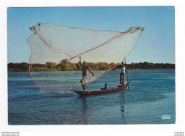 Afrique En Couleurs N°5891 Scène De Pêche Pêcheurs Bateau Et Filet - Pêche