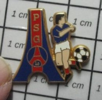 1316a Pin's Pins / Beau Et Rare / SPORTS / FOOTBALL PSG Bientot MLB FC !!! Montigny Le Bretonneux PTDR - Fútbol