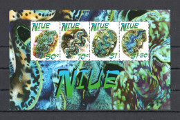 Speciaal Uitgegeven Postzegelblok Van De Kleine Doopvontschelp - Niue 2002 - MNH - Altri & Non Classificati