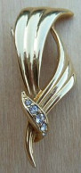 Broc-094 Broche En Métal Doré Ouvragé à Décor De 5 Brillants. De 44mm/20mm,fermeture De Sécurité - Broches