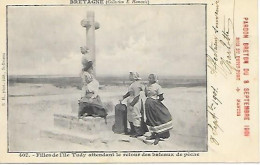 CPA Filles De L'ile Tudy Attendant Le Retour Des Bateaux De Pêche - Publicité Vignette Petit Breton - Ile Tudy