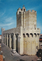 13 Saintes Maries De La Mer L'Eglise Fortifiée Avec Automobile Renault 4L - Saintes Maries De La Mer