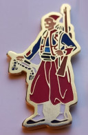 N458 Pin's Militaire Soldat Soldier Zouave Légionnaire GI ? De Quel Pays ?   Achat Immédiat - Militaria