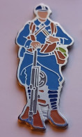 N458 Pin's Militaire Soldat Soldier Zouave Légionnaire GI ? De Quel Pays ? Français Guerre 14/18 39/45  Achat Immédiat - Armee