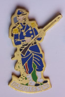 N459 Pin's Militaire Soldat Soldier Zouave Légionnaire GI ? De Quel Pays ? Bazeilles 1870 Achat Immédiat - Militaria