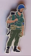 N462 Pin's Militaire Soldat Soldier Zouave Légionnaire GI ? De Quel Pays ? Casque Bleu Achat Immédiat - Armee