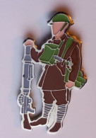 N463 Pin's Militaire Soldat Soldier Zouave Légionnaire GI ? De Quel Pays ? Angleterre England Tommy Achat Immédiat - Militari