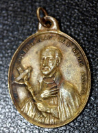 Pendentif Médaille Religieuse Bronze Fin XIXe "Société Charitable De Saint Régis (mariages)" Graveur: Roquelay à Paris - Religion &  Esoterik