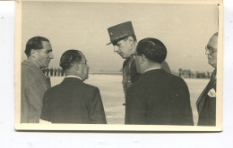 COGNAC - CARTE PHOTO - LE GENERAL DE GAULLE Avec Les Officiels Sur Le Terrain D'aviation - Cliché AGFA - Dos Vierge - - Cognac