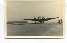 CARTE PHOTO - L'AVION DU GENERAL DE GAULLE ARRIVANT A COGNAC POUR LE DEFILE DE LA LIBERATION - Cognac