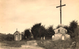 St Maurice , Par Argenton Chateau * Un Coin Du Village Et La Calvaire * Enfants Villageois - Autres & Non Classés