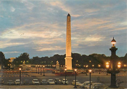 Automobiles - Paris - La Place De La Concorde Et Les Champs-Elysées La Nuit. Au Fond L'Arc De Triomphe - Carte Neuve - C - PKW