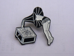 Pin S MUSIQUE GRAMOPHONE PIN UP SEXY NEUF 3 X 3 Cm - Music