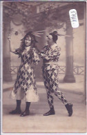 CARTE-PHOTO- M ET MME ARLEQUIN CHEZ LE PHOTOGRAPHE - A Identifier