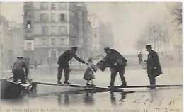 CPA Paris Inondations Janvier 1910 Sauvetage D'un Enfant Quai Des Tournelles - Arrondissement: 05