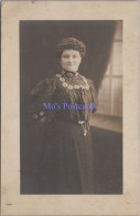 Social History Postcard - Lady Possibly Wearing A Wig  DZ61 - Photographie