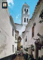 1 AK Spanien / Spain * Die Stadt Marbella - Eine Typische Straße Und Der Glockenturm Einer Kirche * - Sonstige & Ohne Zuordnung