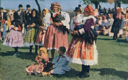 CPA Gruppenbild Der Frauen In Slowakischer Tracht, Kopftücher, Kinder - Costumi