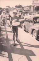 Sanary Sur Mer - Juillet 1959 -   Famille Nommée Au Verso   -  4 Chevaux - Automobile - Carte Photo -  CPSM °J - Sanary-sur-Mer