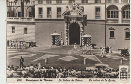 Principauté De Monaco  G  F  La Releve De La Garde Du Palais Du Prince  Tres Tres Animée Et Voitures - Viste Panoramiche, Panorama