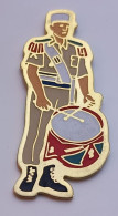 N451 Pin's Militaire Soldat Soldier Zouave Légionnaire GI ? De Quel Pays ? Légionnaire Tambour Drum's Achat Immédiat - Armee